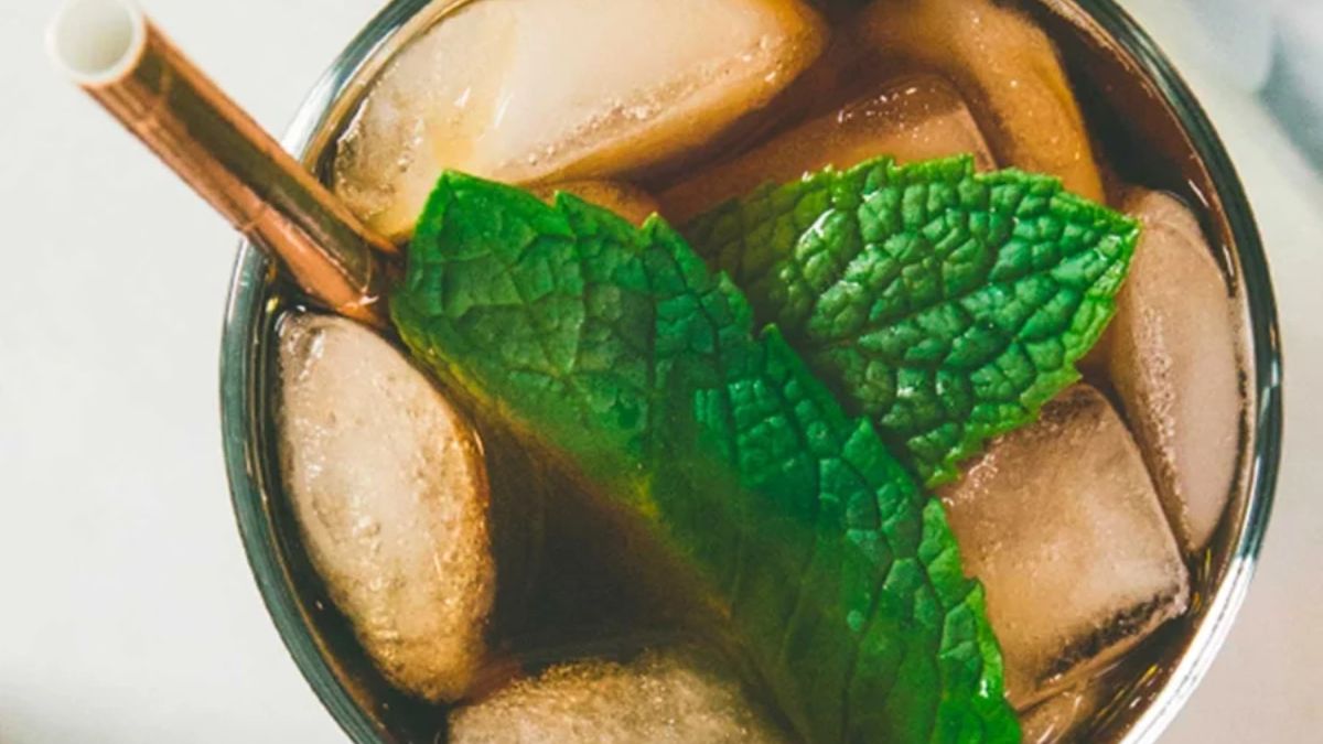 a glass with the  Starbucks mint-infused simple syrup in iced tea topview