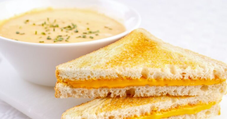 What Sandwich Goes with Cream of Mushroom Soup