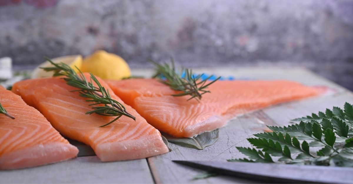 what does raw salmon taste like